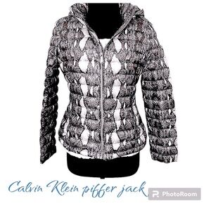Calvin Klein puffer light down coat! Fun unique snakeskin design with hood